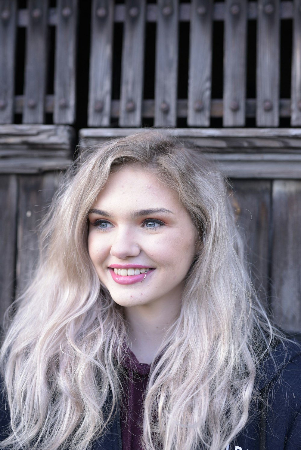 ragazza sorridente in camicia nera e rosa