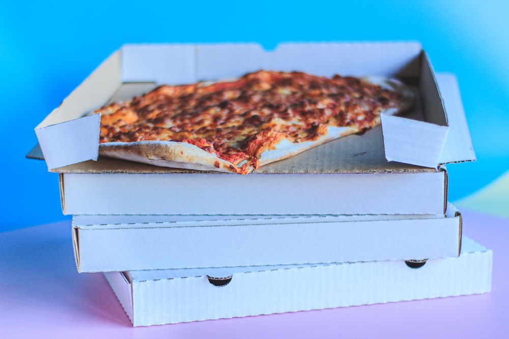 Braune und weiße Pizza auf weißer Box