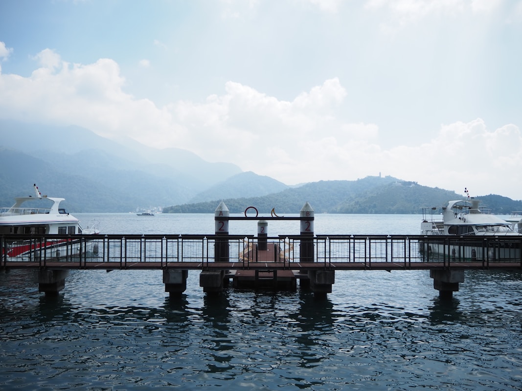 日月潭碧綠湖面與環湖公路自然景觀