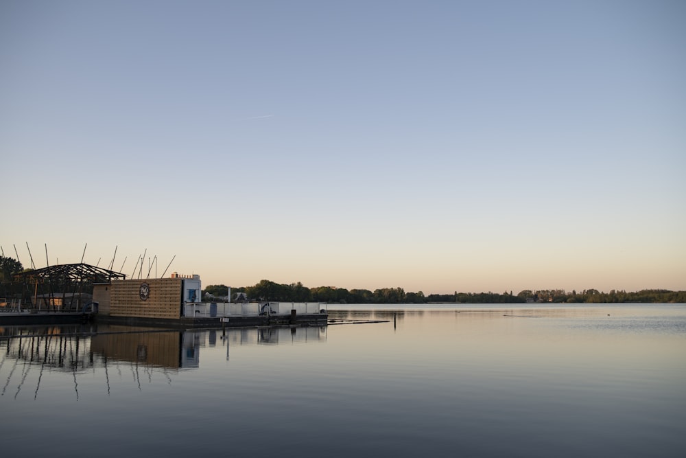 Casa de madera marrón sobre el agua durante el día