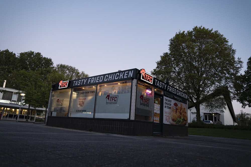 um restaurante de fast food sentado à beira de uma estrada