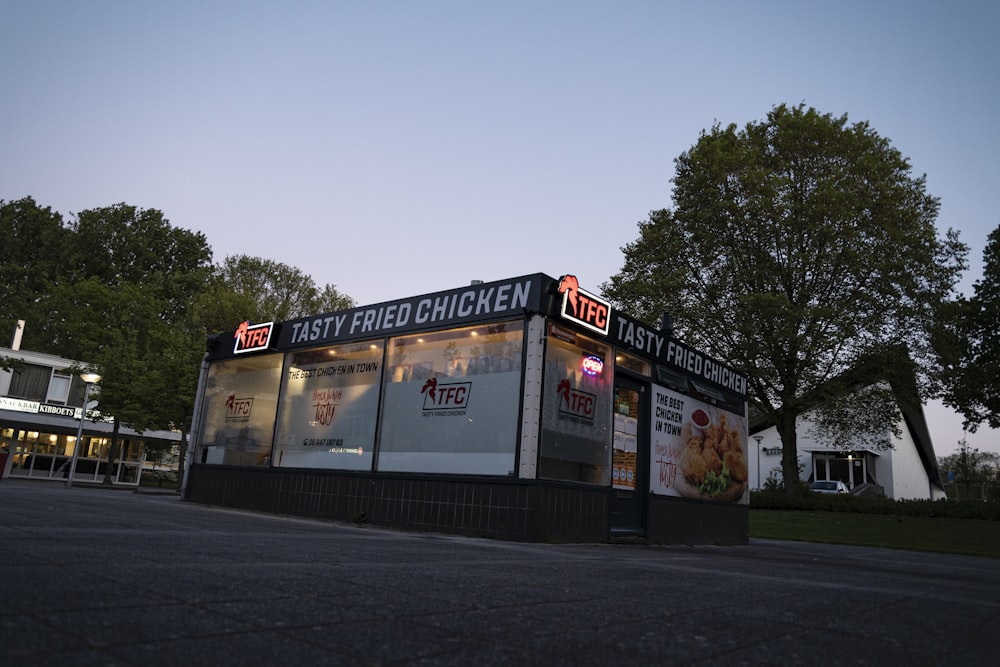 Un ristorante fast food seduto sul lato di una strada