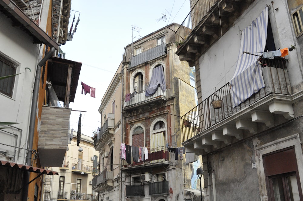 Edificio de hormigón marrón durante el día