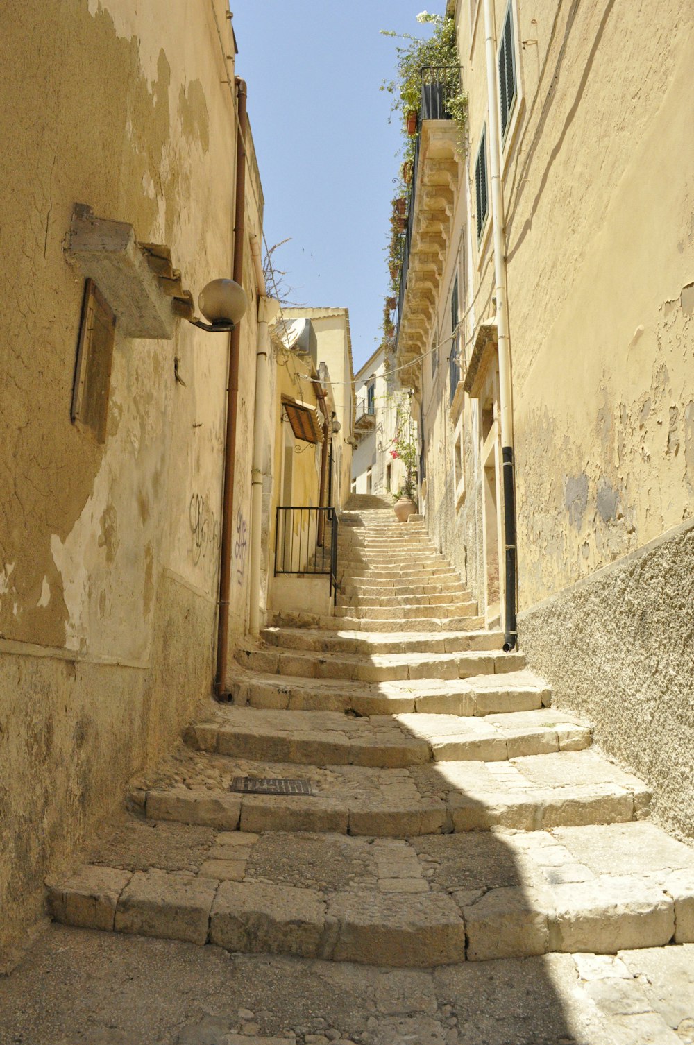 Escaleras de hormigón marrón entre casas de hormigón durante el día