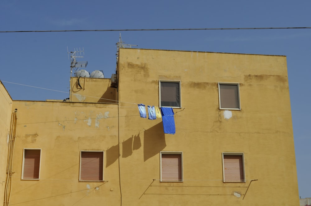 edificio in cemento marrone sotto il cielo blu durante il giorno