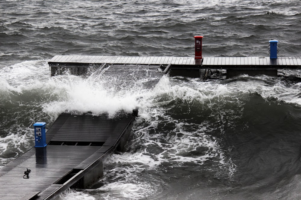 Les vagues d’eau frappent le quai