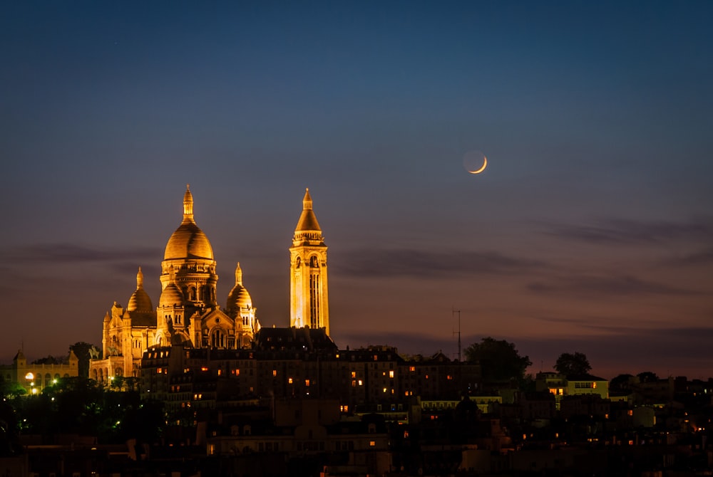 edifício da cúpula branca durante a noite