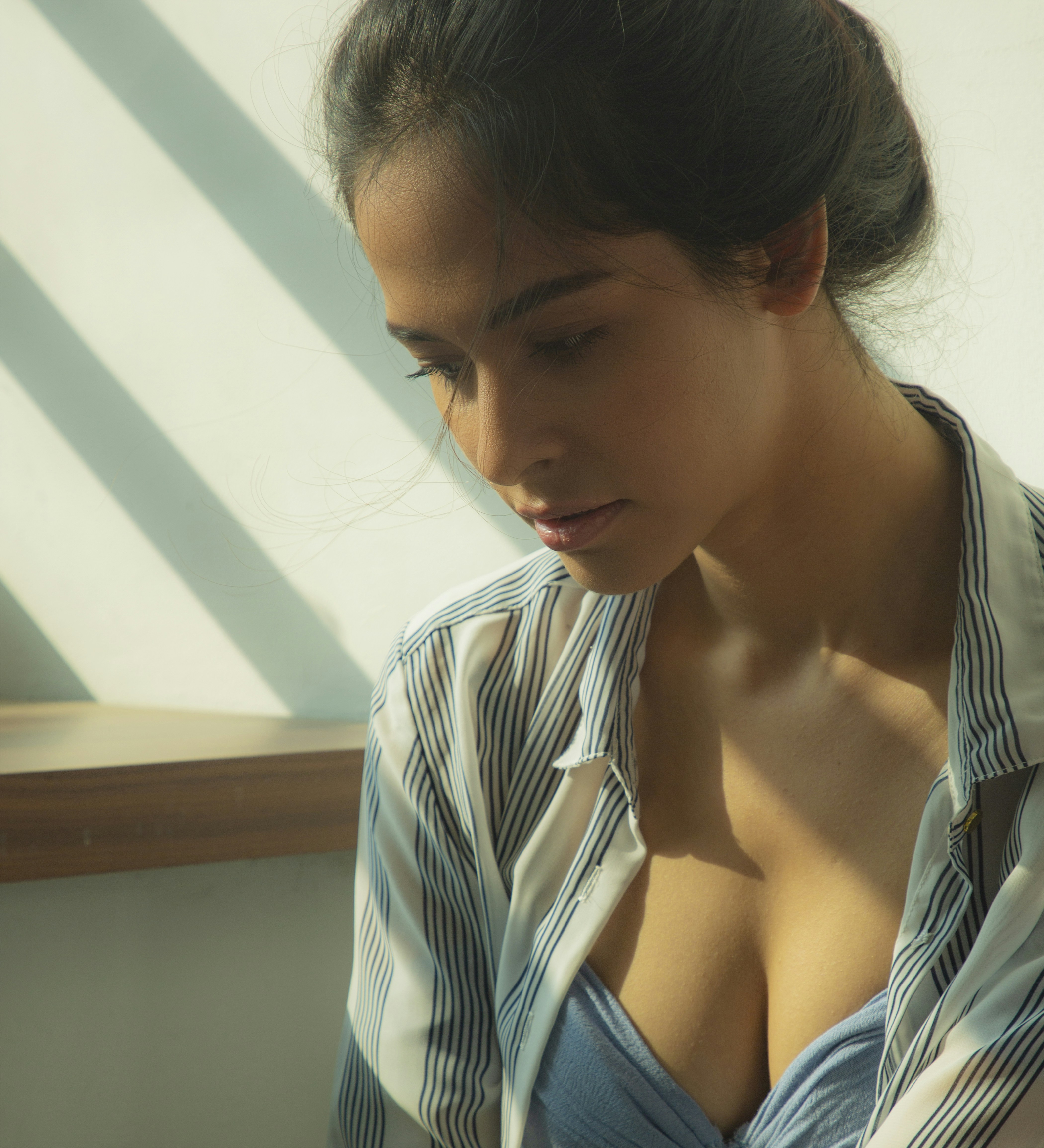 donna in camicia a righe bianche e blu