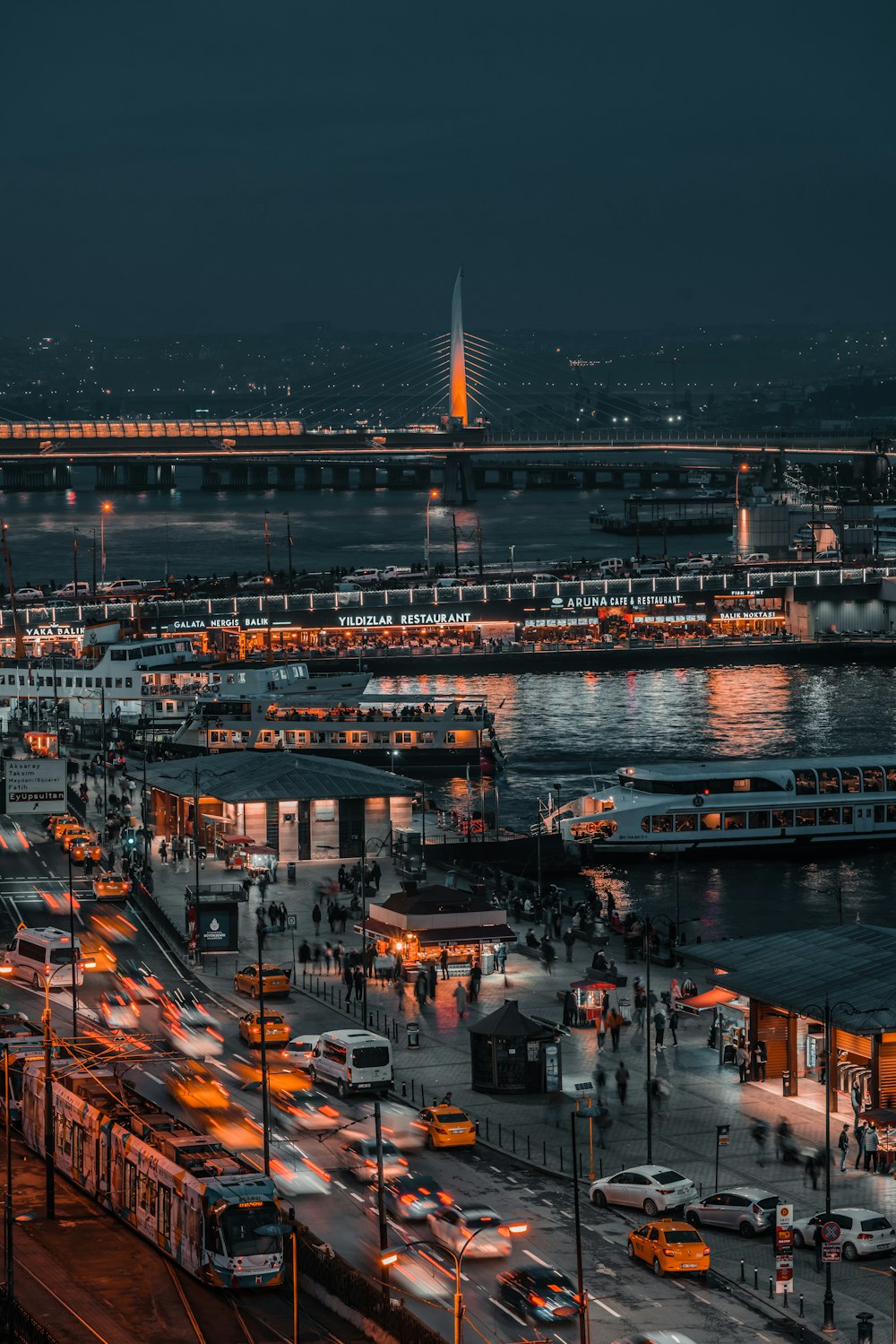 Ciudad con edificios de gran altura durante la noche