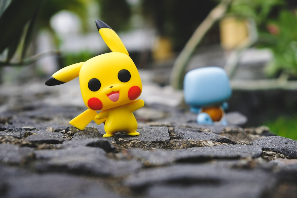 Gelbe und weiße Pokemon-Charakterspielzeug