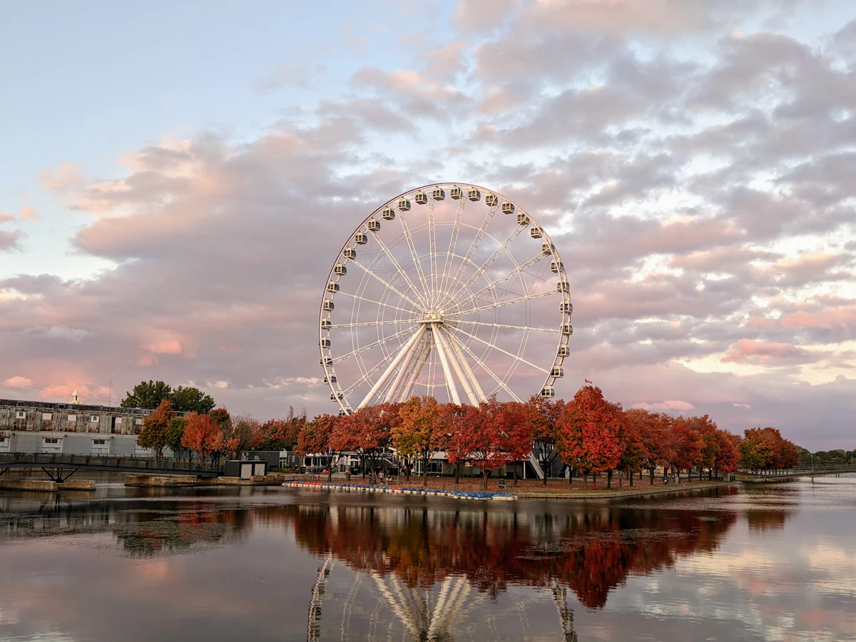 Grande roue blanche au bord de l'eau