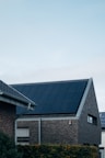 réduire sa consommation en Bretagne grace à ses propres panneaux solaires sur une maison bretonne