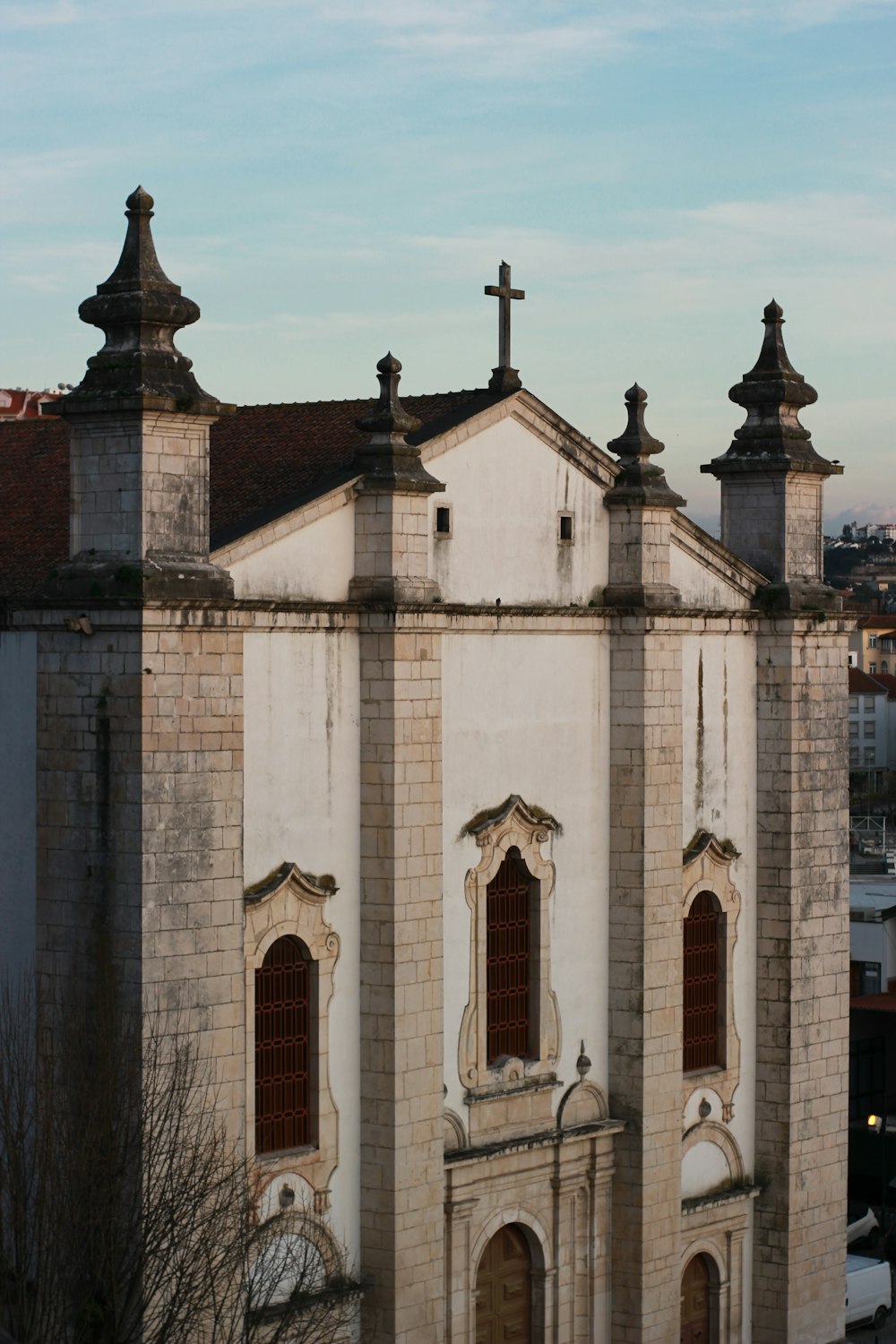 Edificio in cemento bianco e marrone sotto il cielo blu durante il giorno