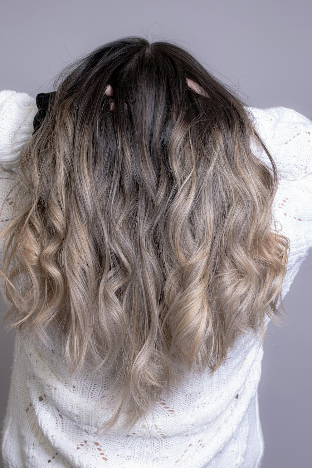 Mujer en camisa blanca con cabello rubio