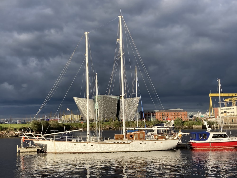 Weißes und braunes Boot im Dock unter grauen Wolken