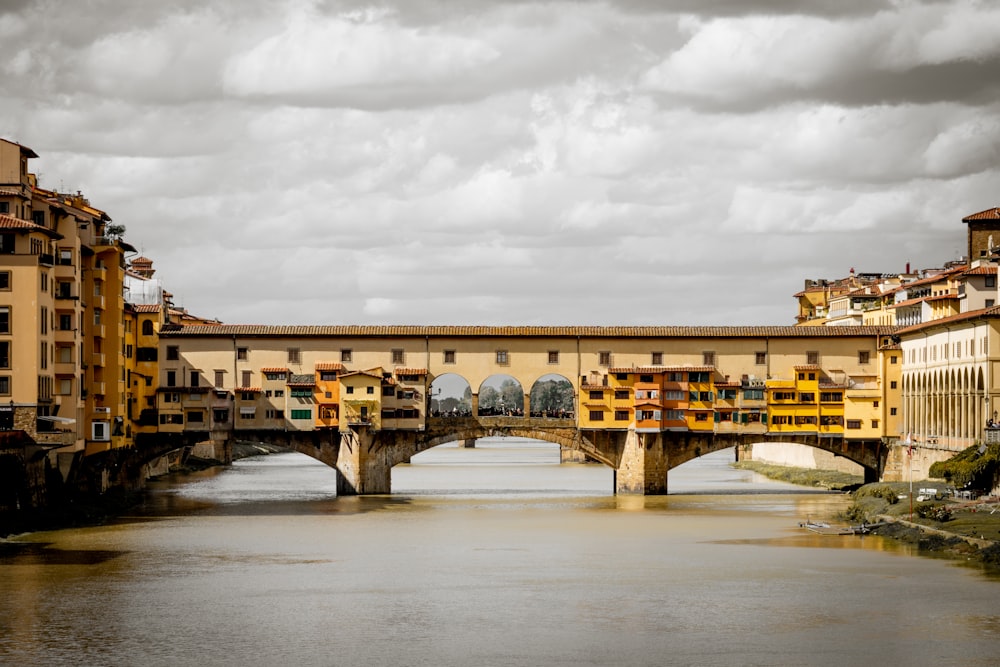 Pont en béton brun sous un ciel nuageux pendant la journée