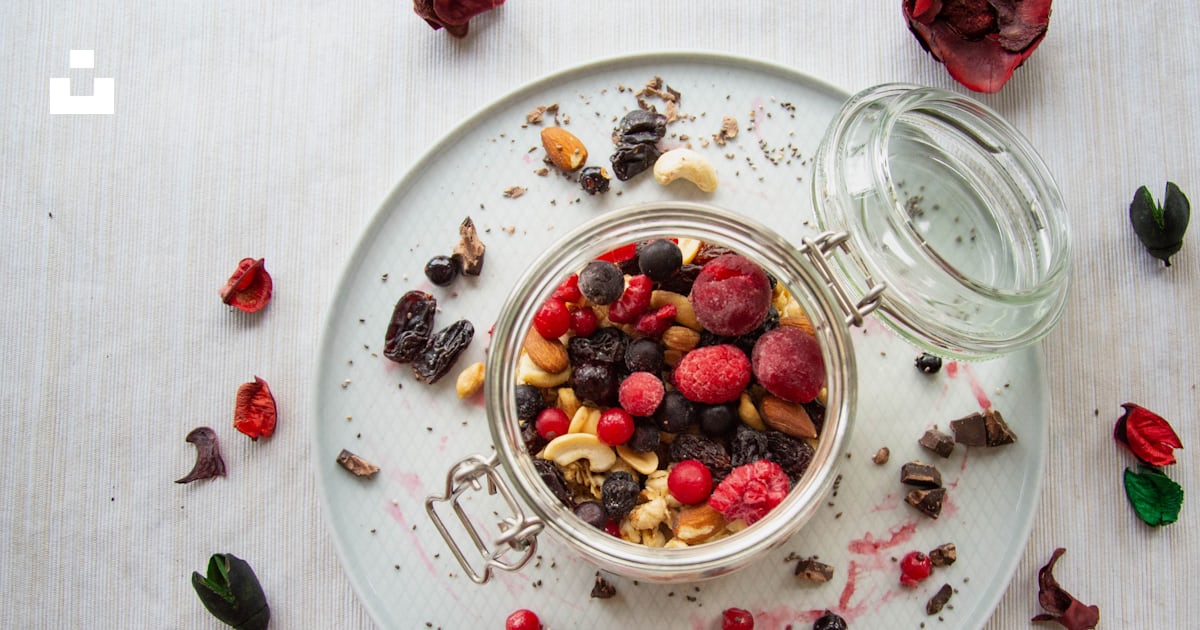 Fruits rouges et verts sur assiette ronde en céramique blanche photo ...