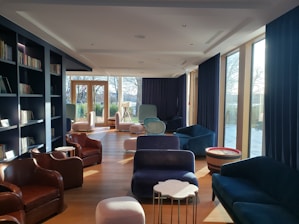 A calm and inviting therapy room with books on psychoanalysis and comfortable seating.