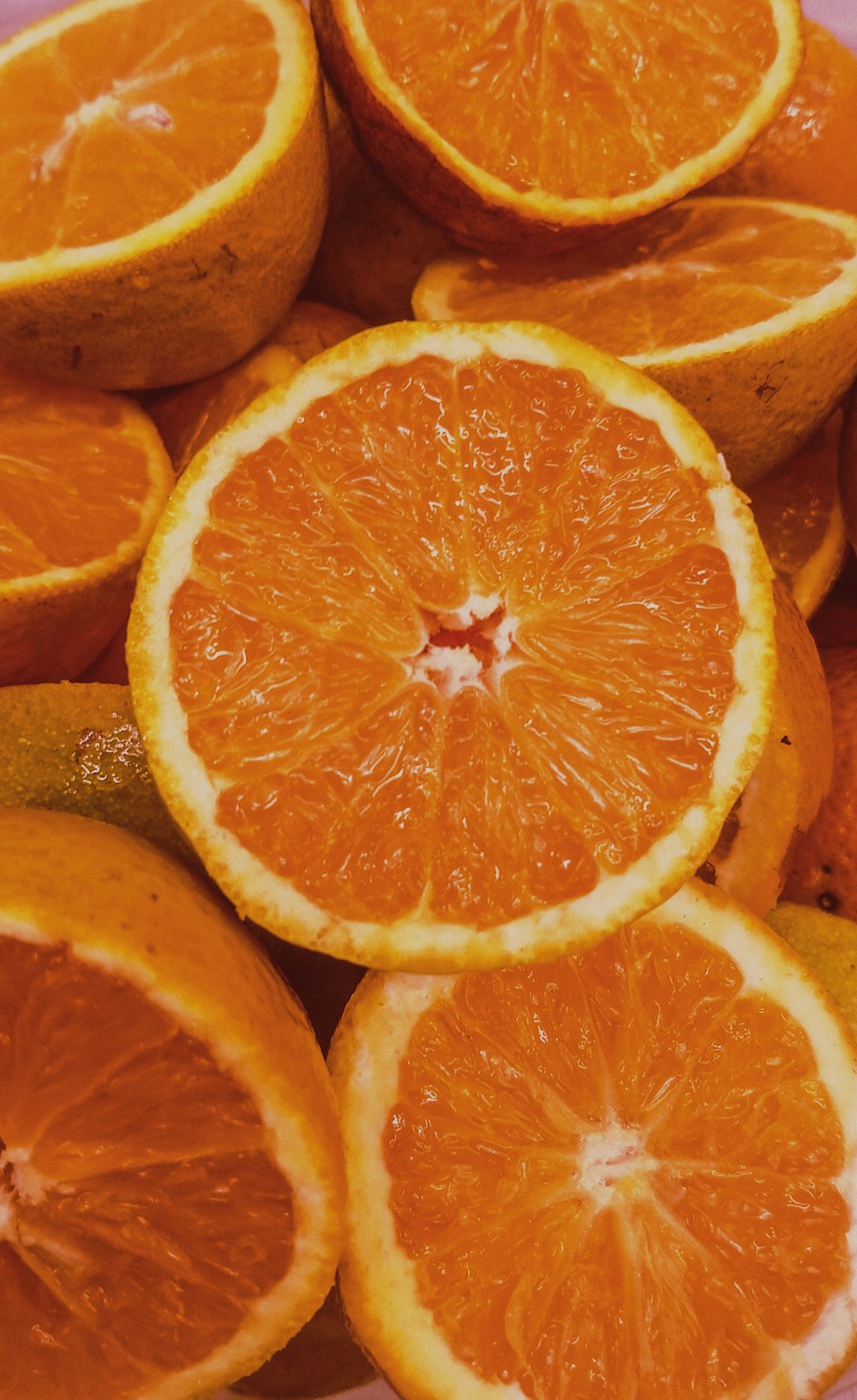 갈색 나무 테이블에 얇게 썬 오렌지 과일