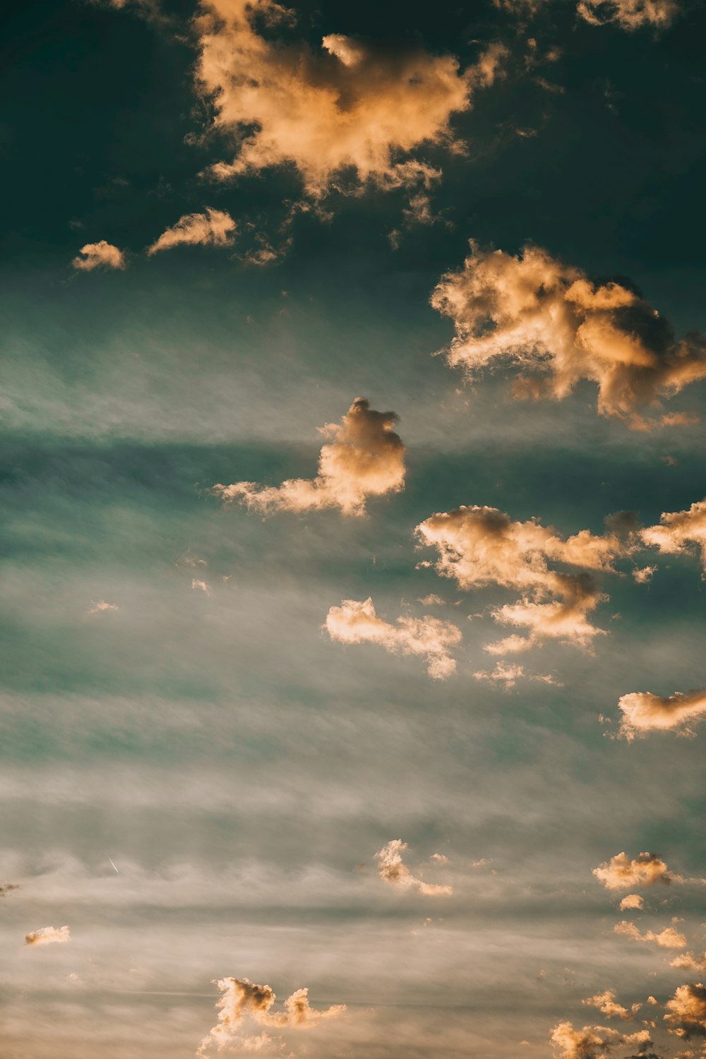 Nuages blancs et ciel bleu pendant la journée