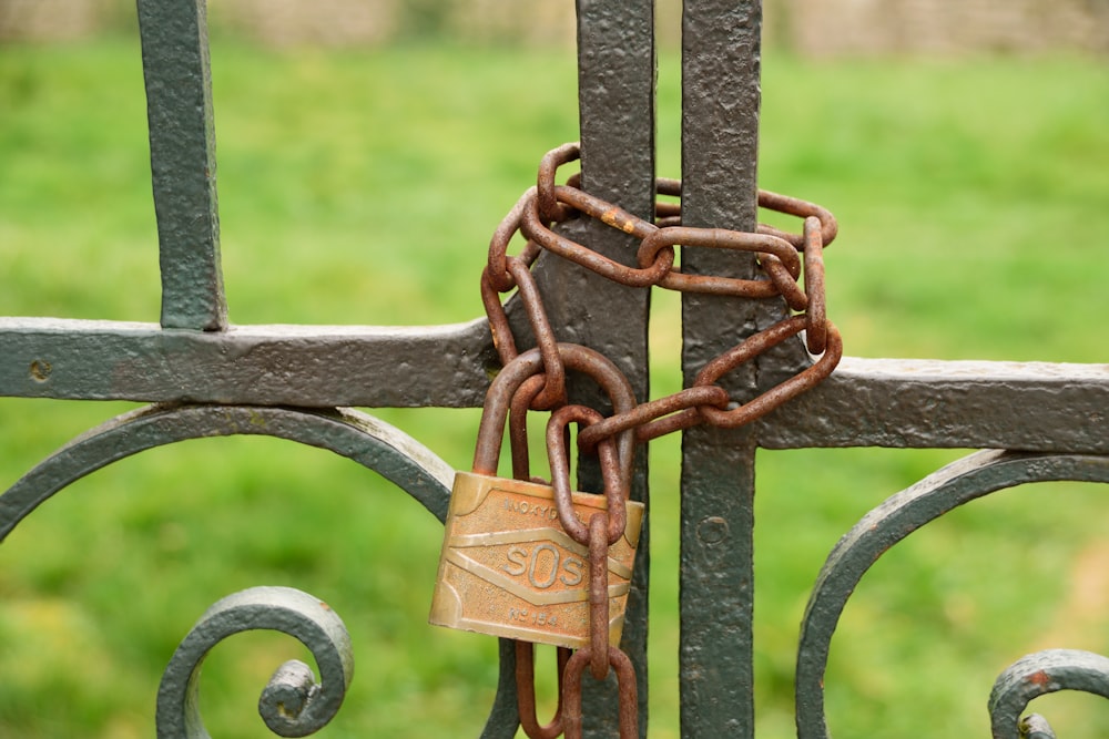 Cadenas en laiton sur clôture en métal noir