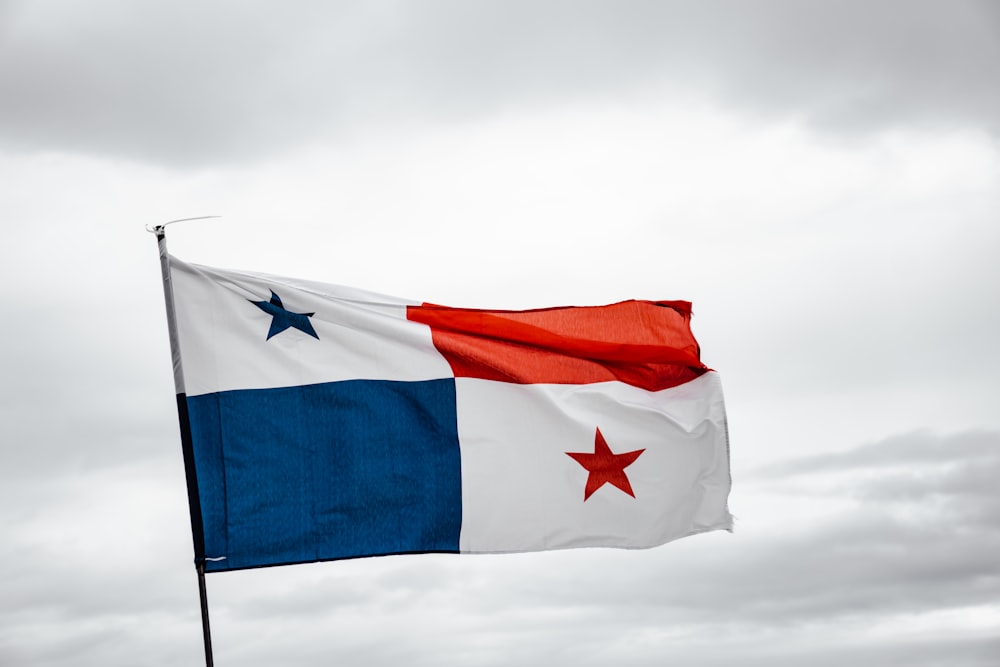 Bandera blanca, roja y azul