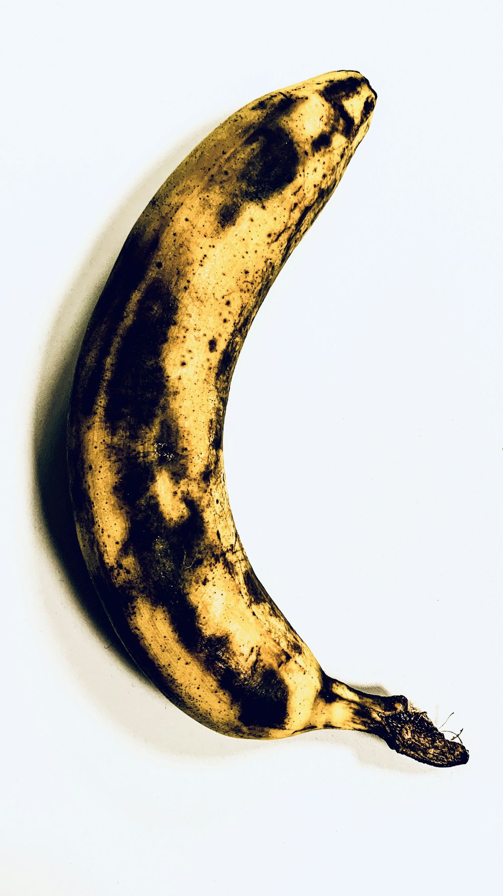 banana amarela na superfície branca