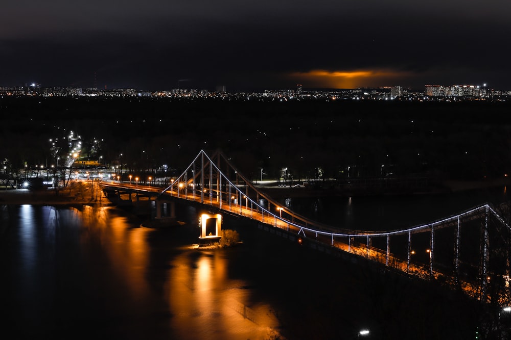 Puente sobre el agua durante la noche