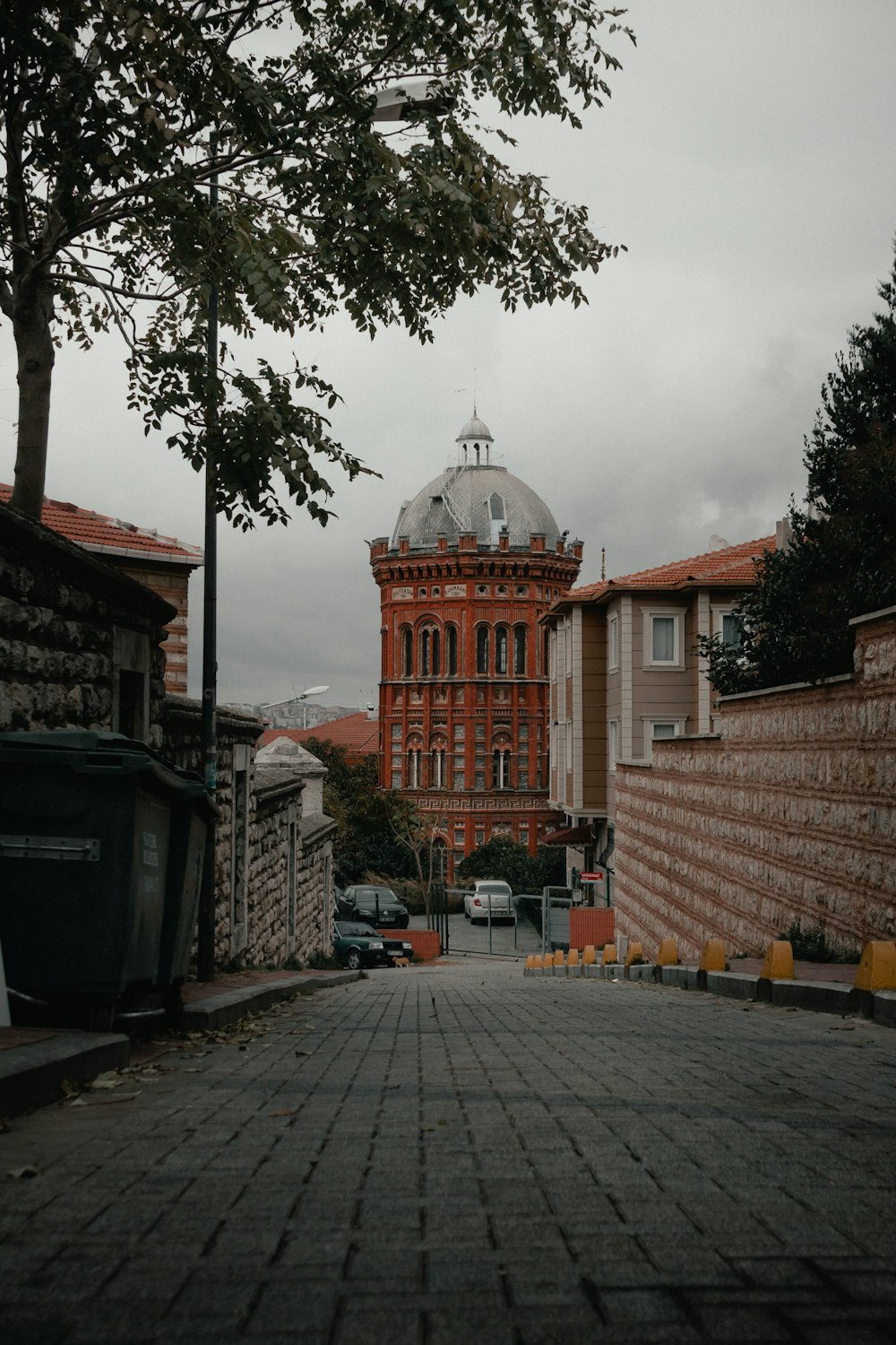 Edificio in cemento marrone e bianco