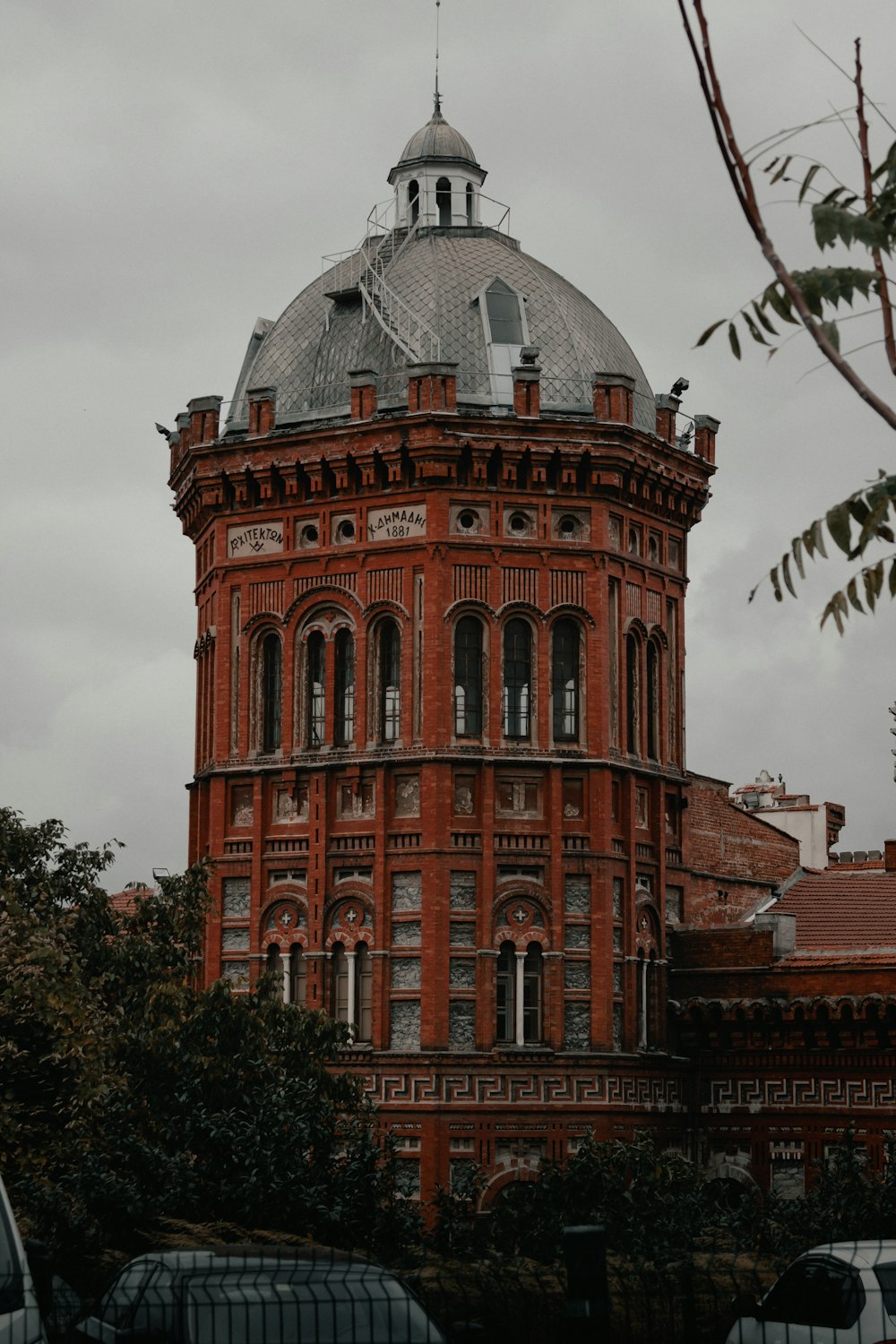 Braunes Betongebäude unter weißen Wolken tagsüber