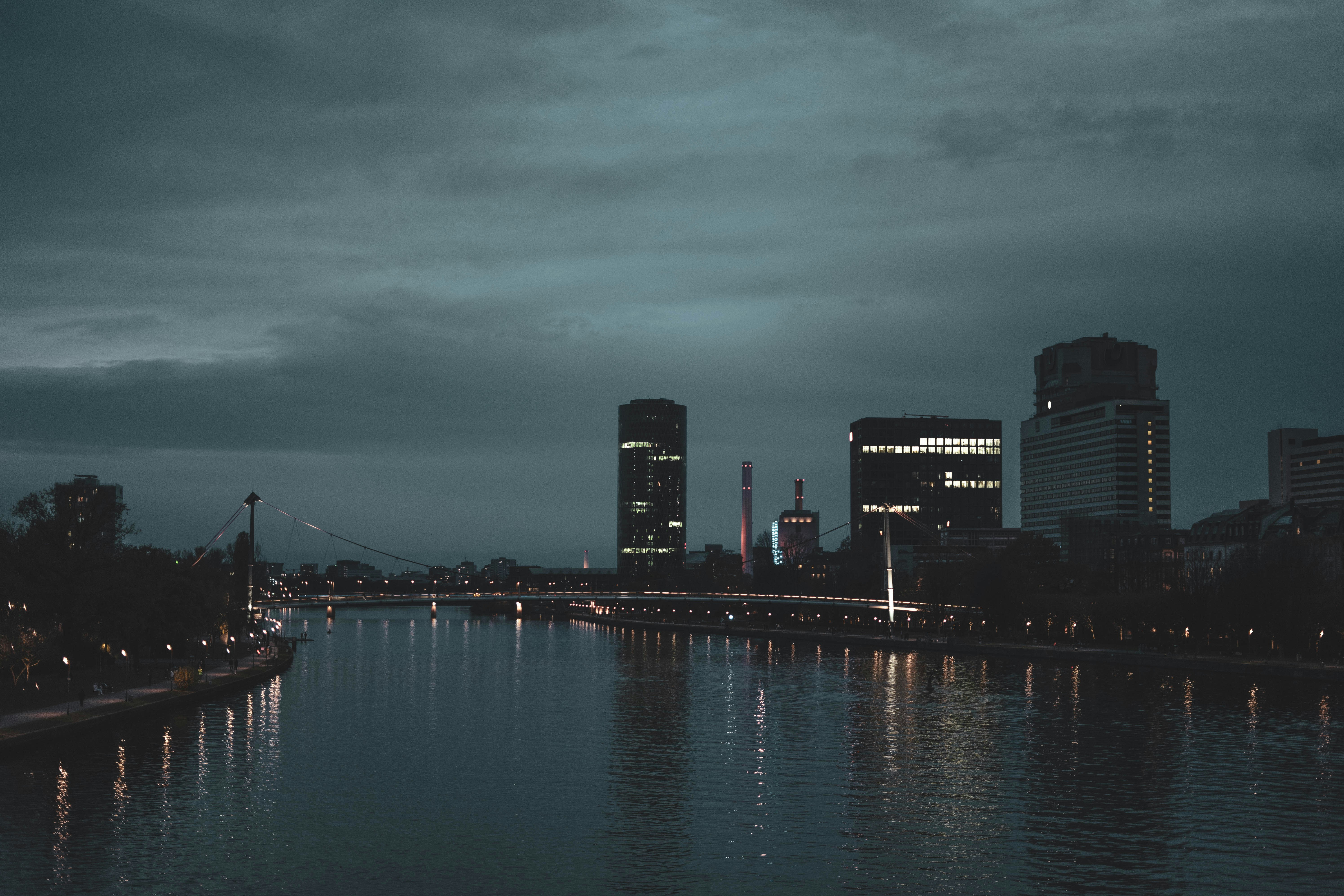 Skyline della città attraverso lo specchio d'acqua durante la notte