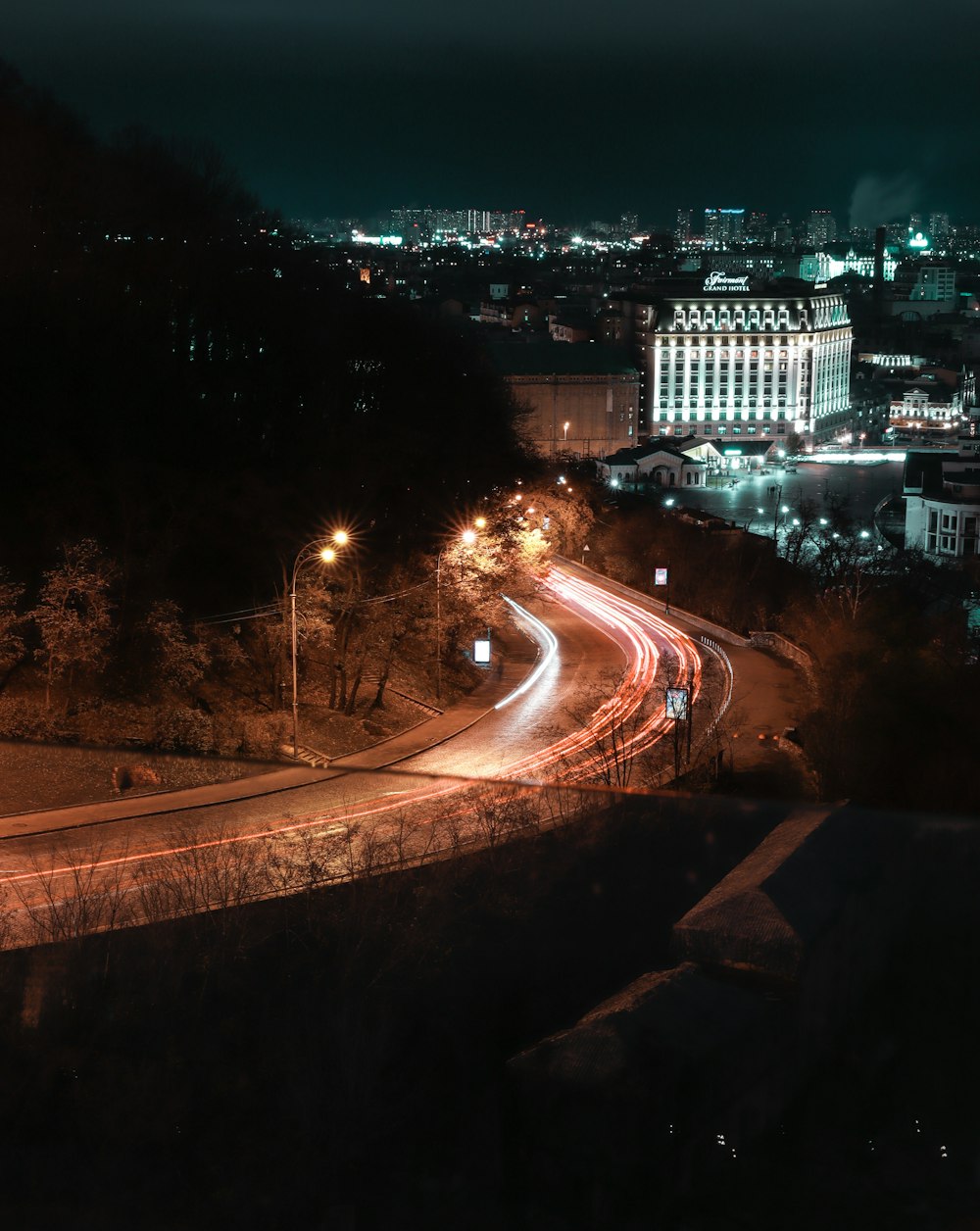 Fotografía de lapso de tiempo de automóviles en carretera durante la noche