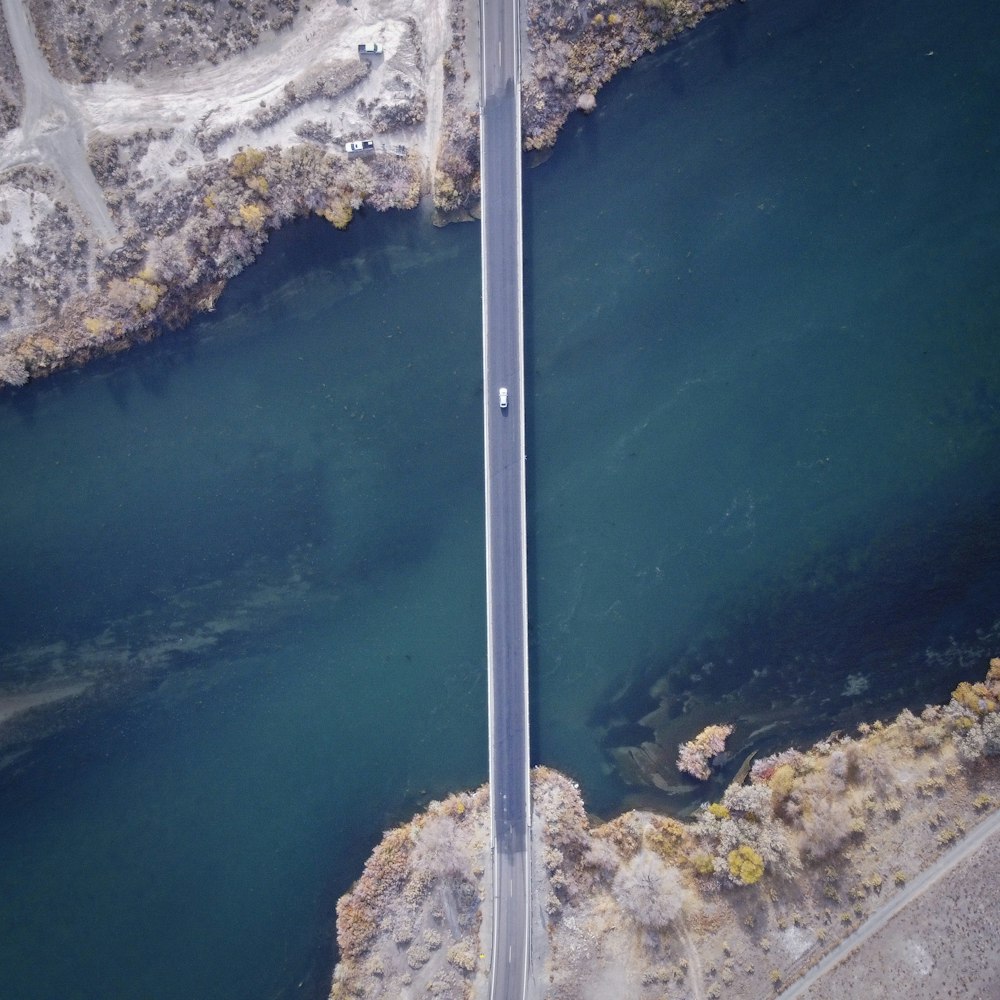 Vista aerea di un ponte sull'acqua
