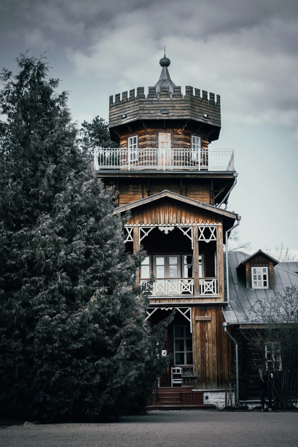 casa di legno bianca e marrone vicino agli alberi durante il giorno