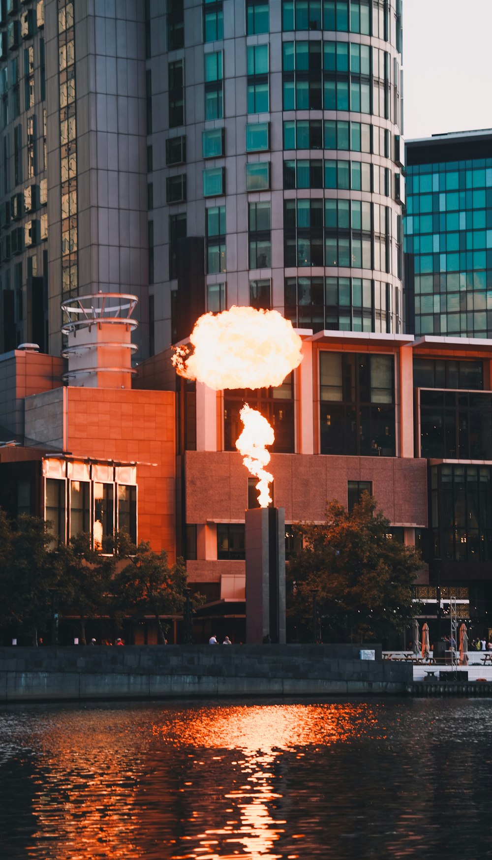 Edificio de hormigón marrón y blanco con fuego