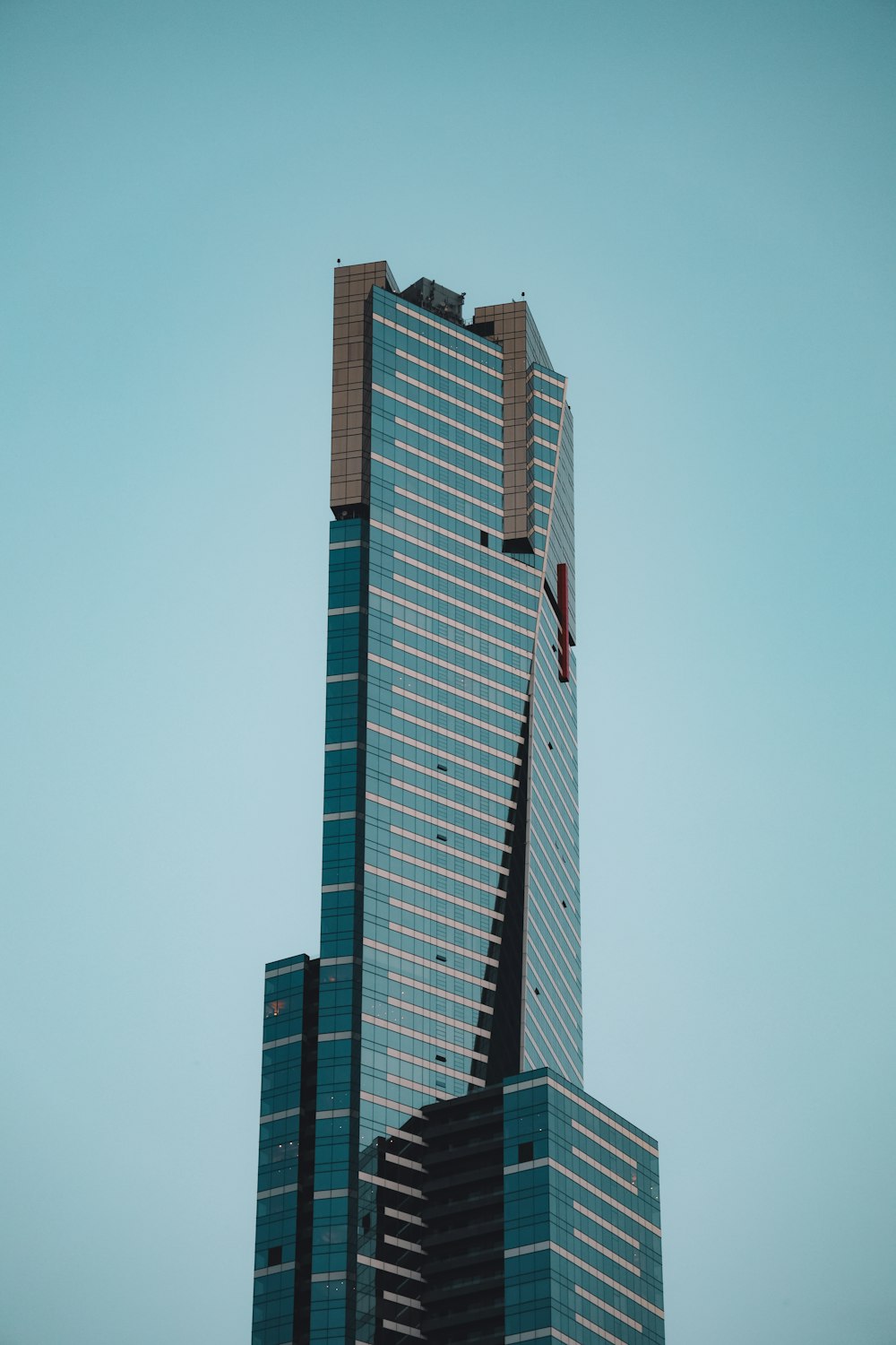 edifício de arranha-céus azul e branco