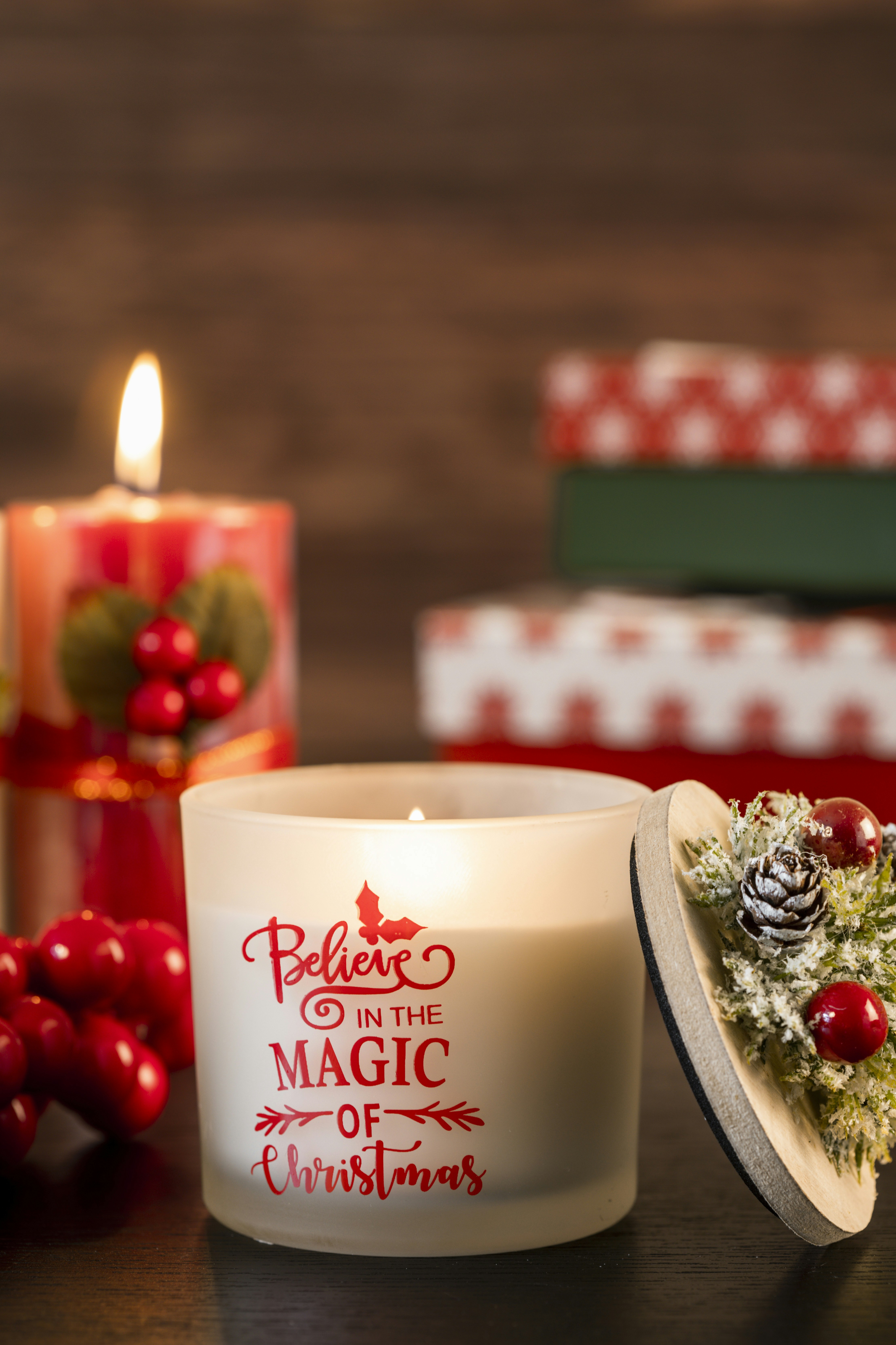 흰색 세라믹 접시에 생일 축하 촛불