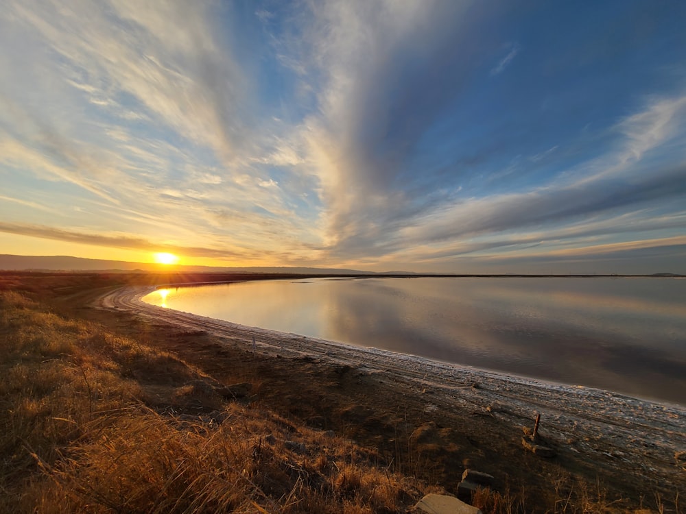 Gewässer unter blauem Himmel bei Sonnenuntergang