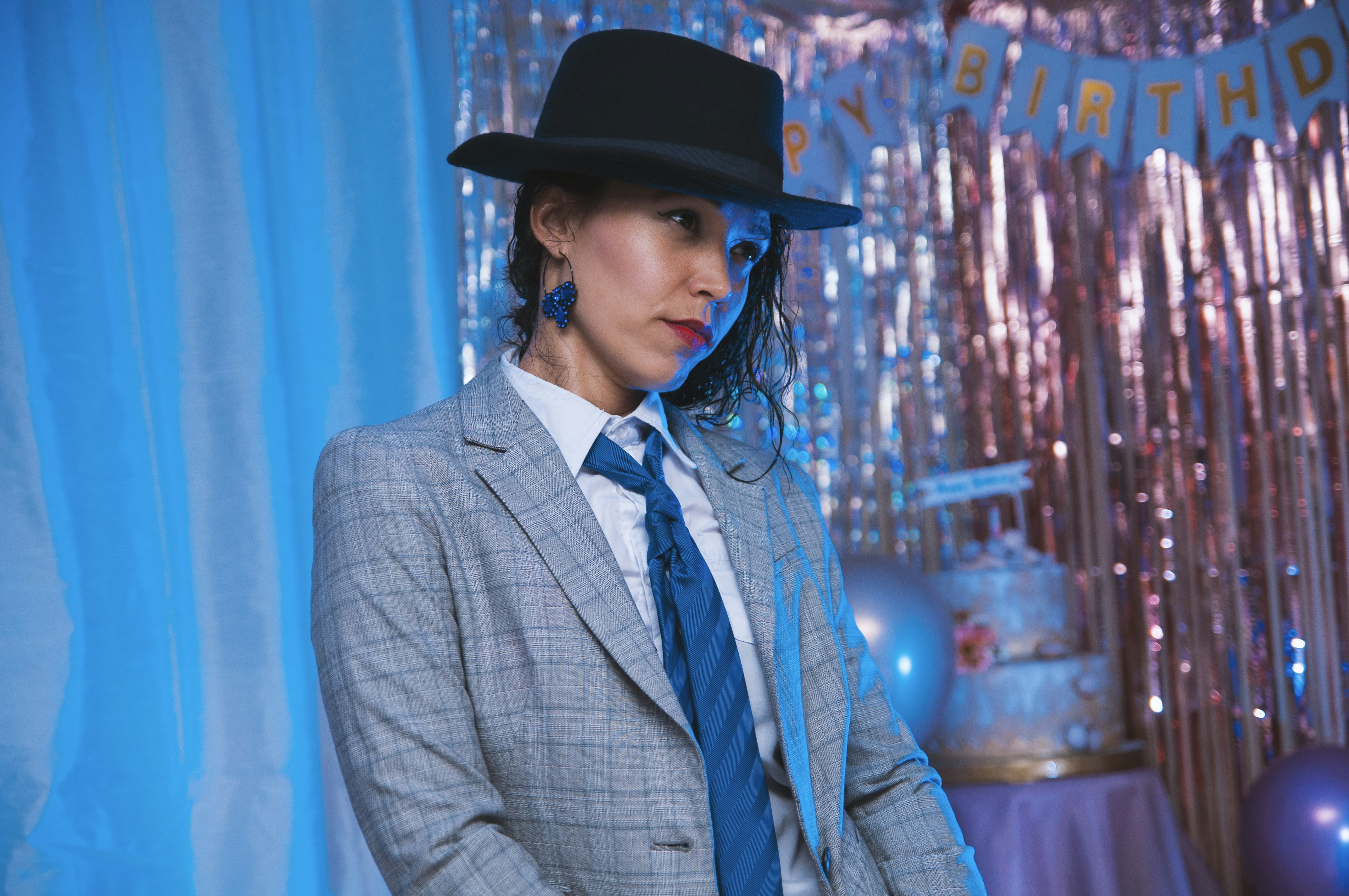 Mann in grauer Anzugjacke mit schwarzem Hut