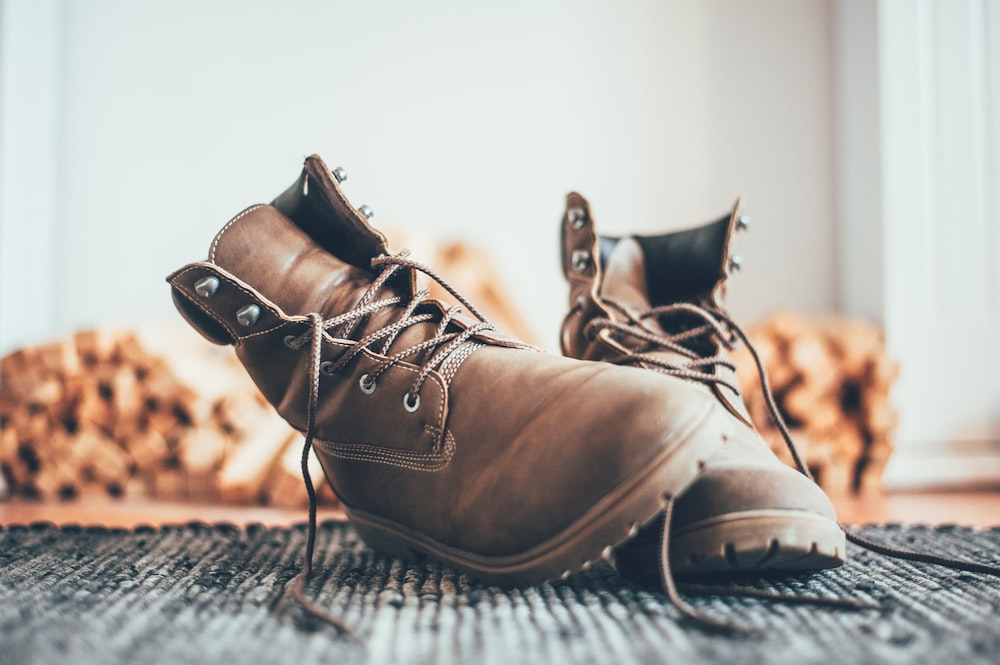 Botas con cordones de cuero marrón