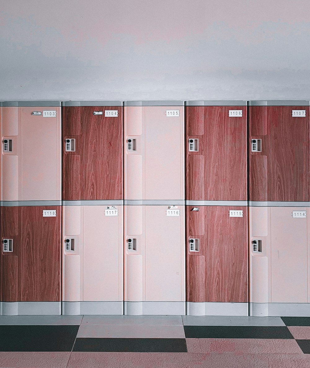 Porte en bois marron et blanc