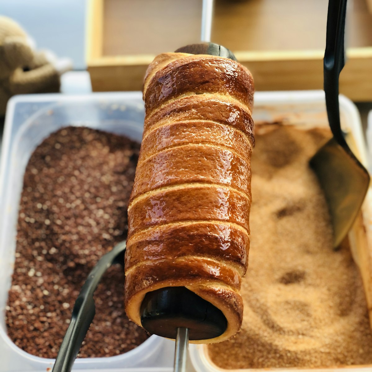 Kürtőskalács, gâteau cheminée en spirale tout juste sorti de la braise