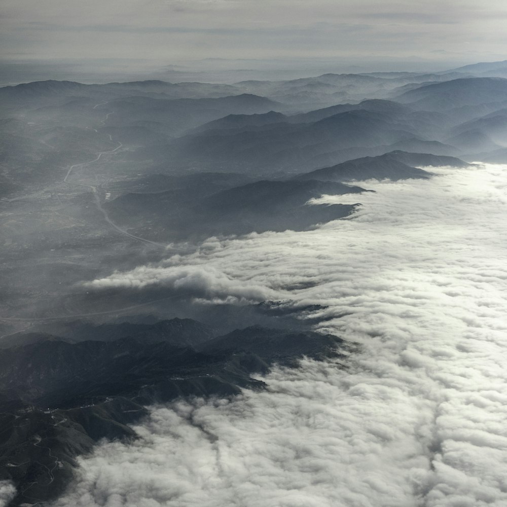 Nuages blancs et ciel bleu