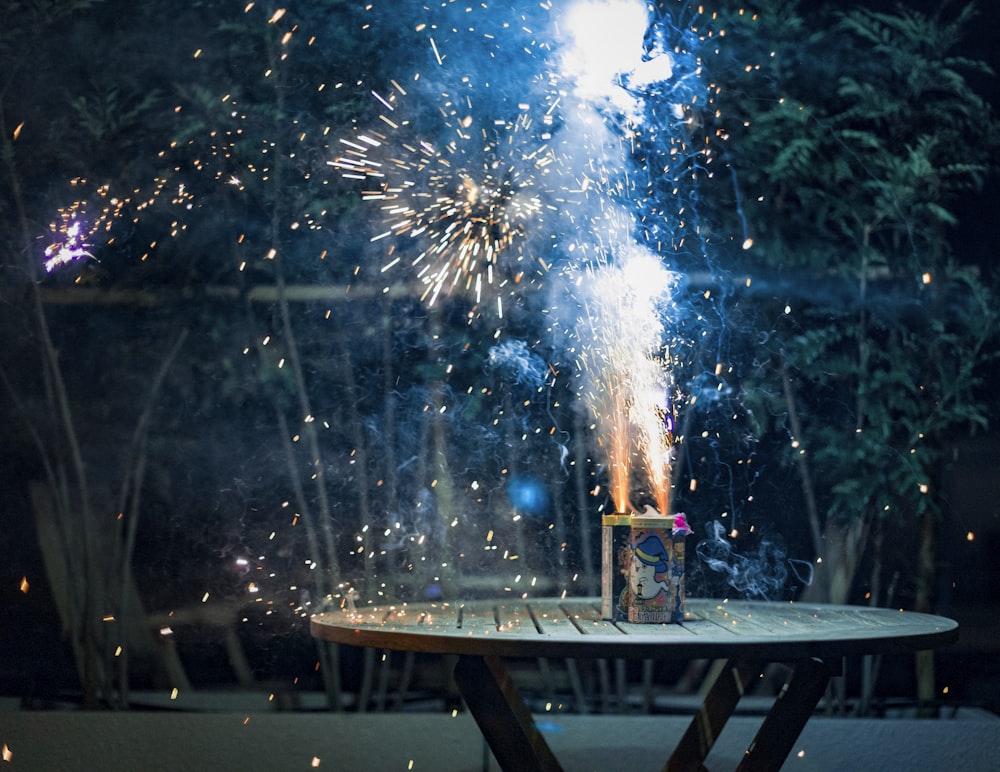 Exhibición de fuegos artificiales en una mesa de madera marrón