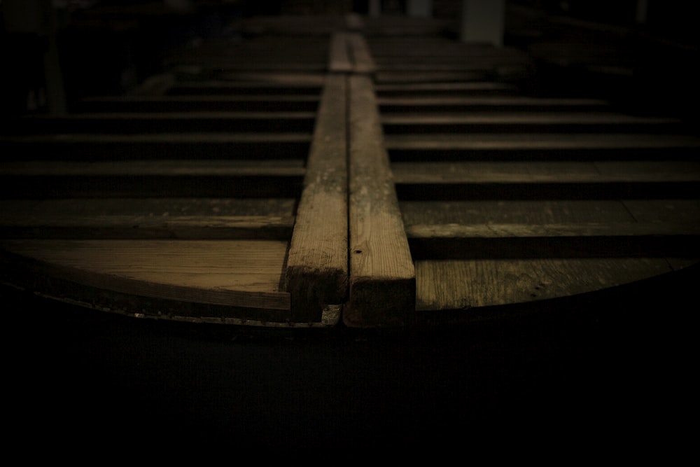 Escalier en bois brun en photographie en niveaux de gris