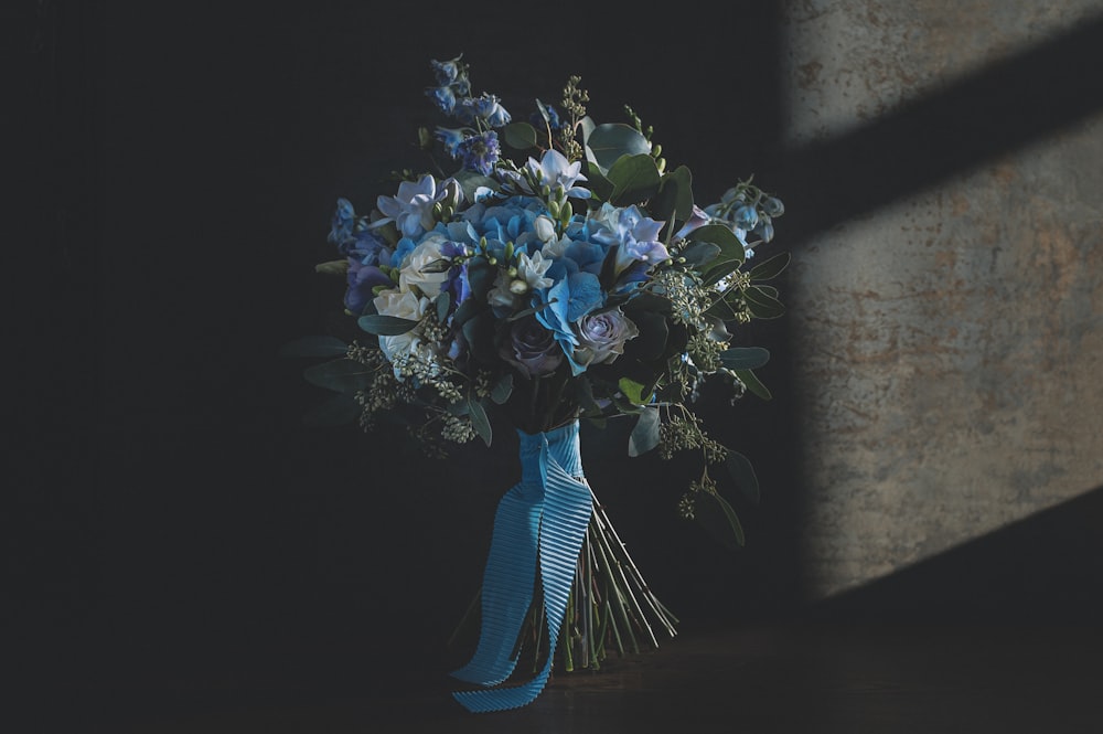 bouquet di fiori blu e bianchi