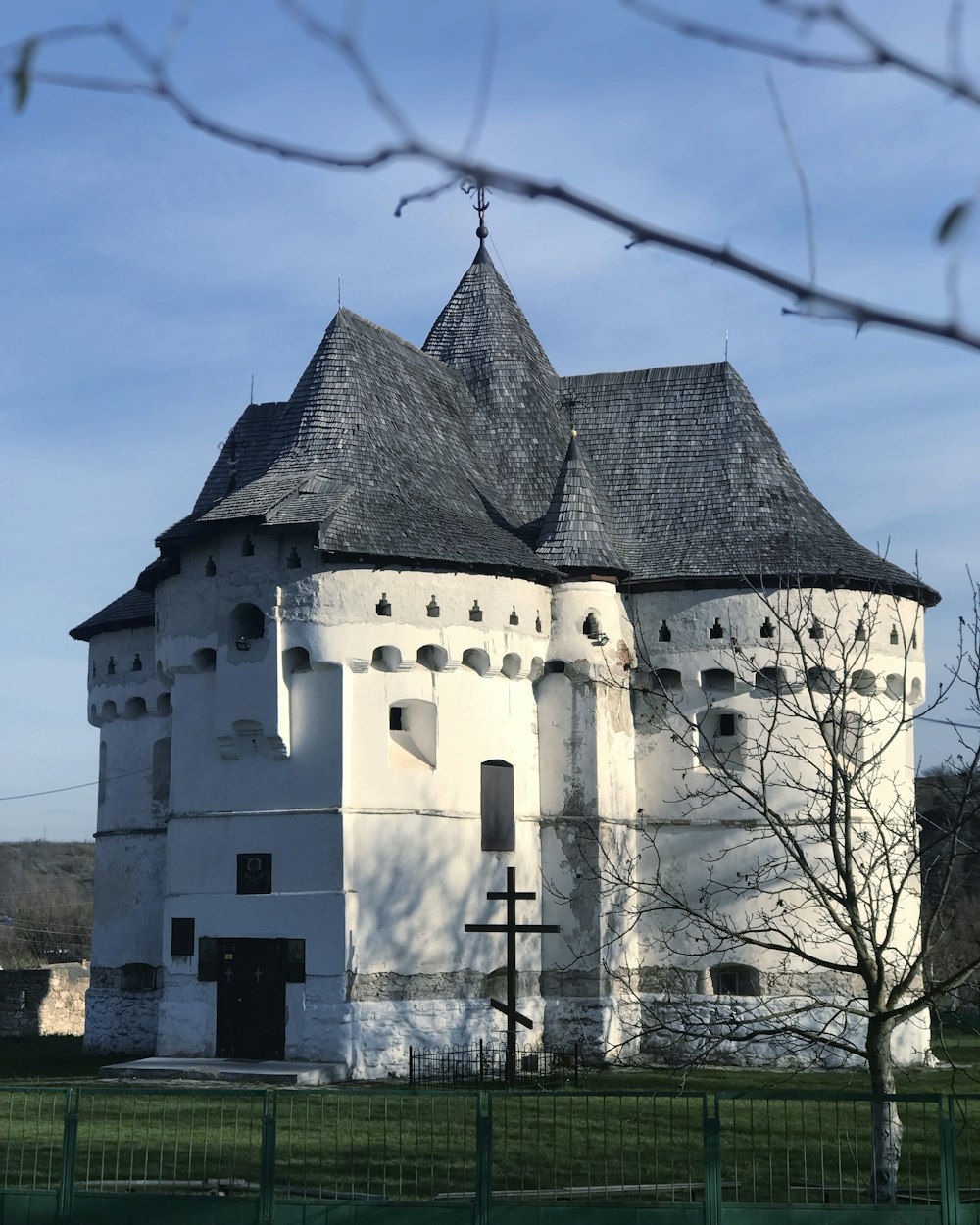 Bâtiment en béton blanc et noir