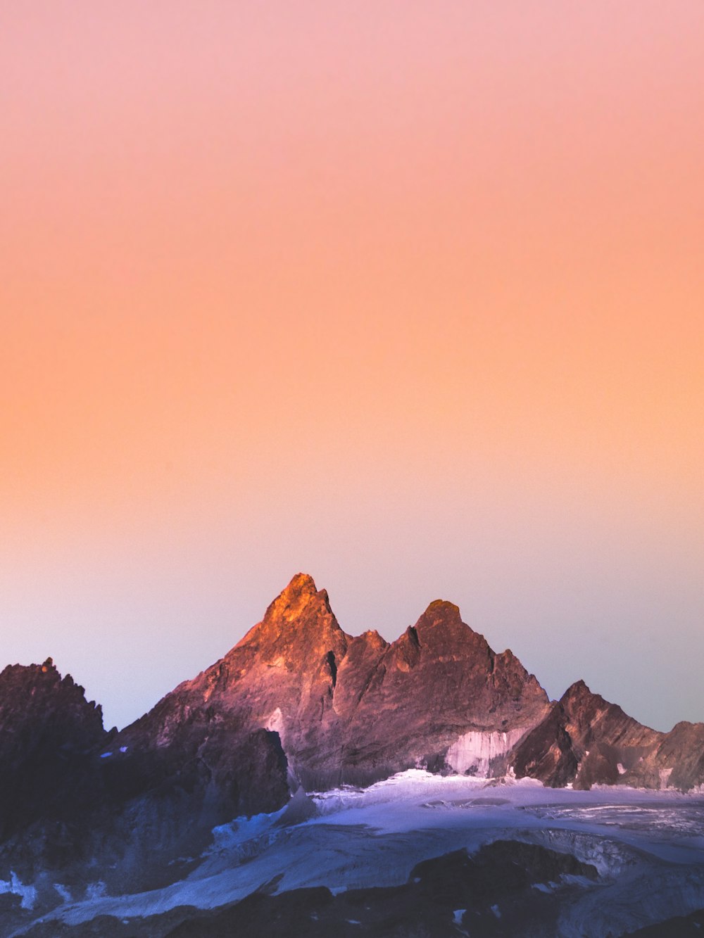 日中の雪山