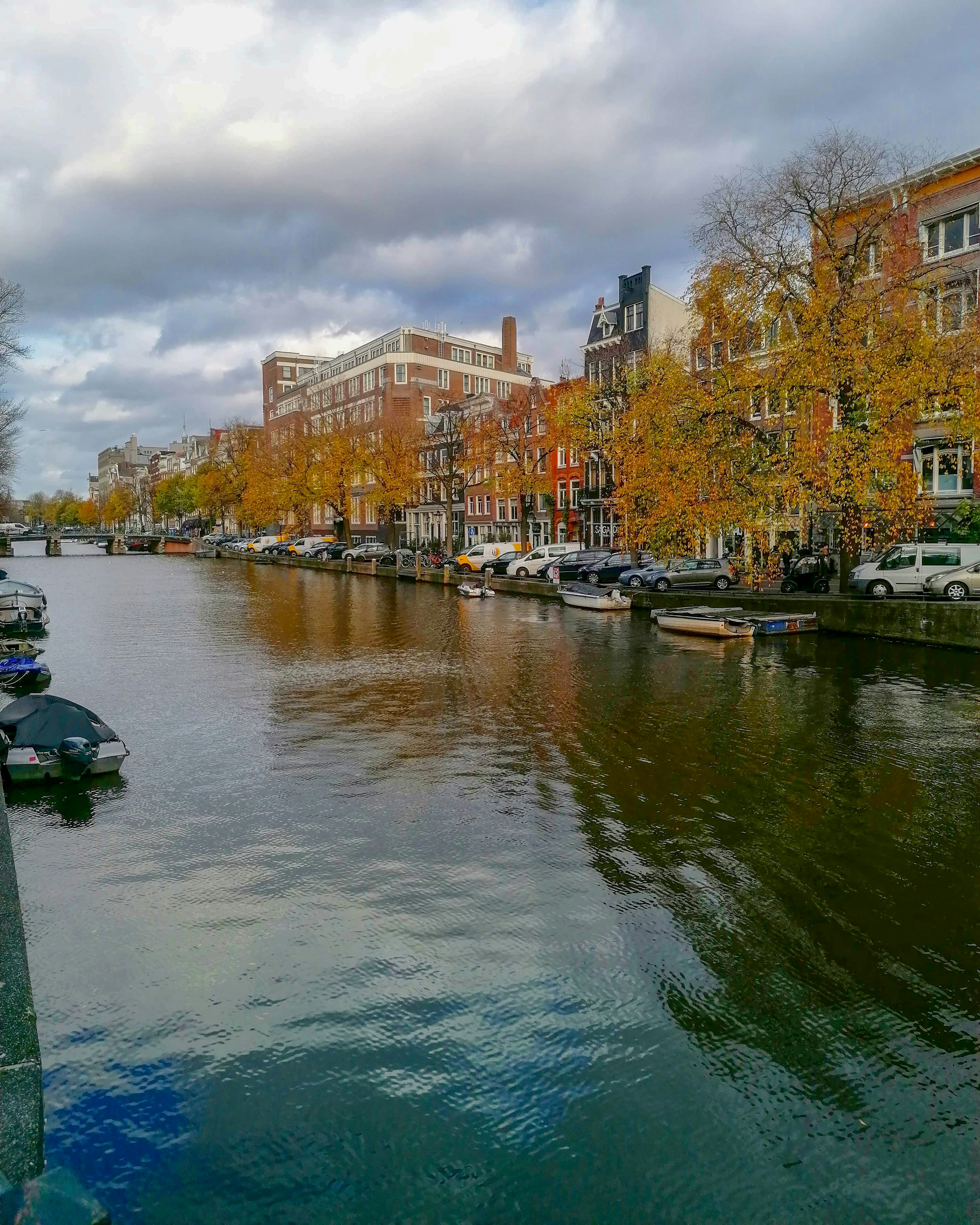 Schwarzer Motorroller tagsüber am Fluss geparkt