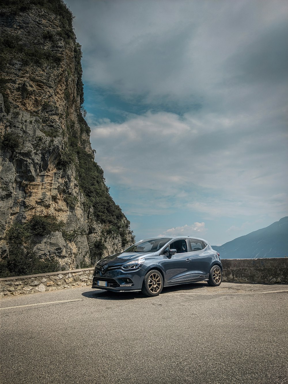 Mercedes Benz coupé gris sur la route près de la montagne pendant la journée